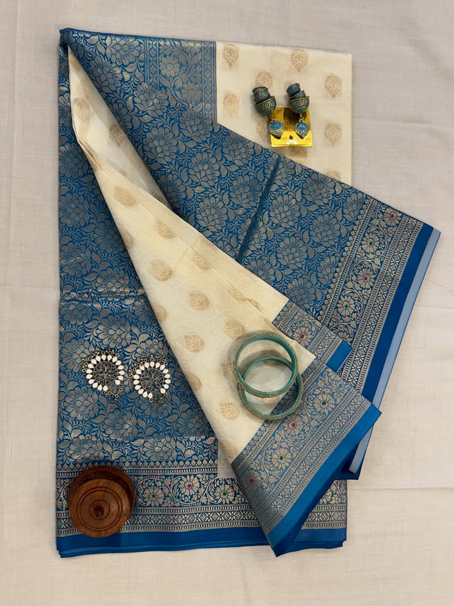 Banarasee Tanchoi Silk Saree - Ivory & Peacock Blue
